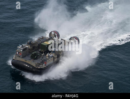 Die US-Marine Landing Craft, Luftgepolsterte Hovercraft transportiert Marines und Ausstattung mit speziellen Zweck Marine Air-Ground Task Force - Peru während einer humanitären Hilfe und Katastrophenhilfe Übung vor der Küste von chorrillos Beach in der Nähe von Lima, Peru, Nov. 24, 2018. SPMAGTF - Peru's Ziel ist es, humanitäre Hilfe und Katastrophenhilfe Antwort zusammenbringen, um die Möglichkeiten der US-Marines und Matrosen an Bord der Somerset und peruanischen Seestreitkräfte als multinationale maritime Task Force zu demonstrieren. Die integrierte Mission ist Teil des US Southern Command's Enduring Promise initia Stockfoto