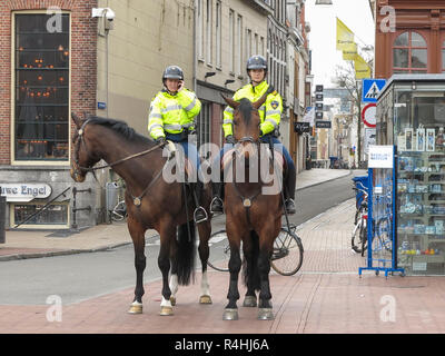 Zwei weibliche montiert Polizisten im Zentrum der Stadt Groningen, Niederlande Stockfoto