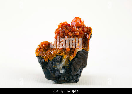 Ein reichhaltiges Sammelsurium von tabellarischen, rötlich-orange wulfenit Kristalle. Mineralien wulfenit Kristalle orange roten Stein. Stockfoto