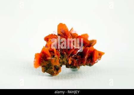 Ein reichhaltiges Sammelsurium von tabellarischen, rötlich-orange wulfenit Kristalle. Mineralien wulfenit Kristalle orange roten Stein. Stockfoto