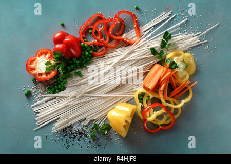 Ansicht von oben Zutaten kochen vegetarische Thai Nudeln Stockfoto