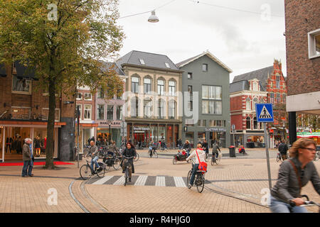 Der Radfahrer auf der Straße in der Mitte der niederländischen Stadt Groningen. Im Zentrum der Stadt Groningen in den Niederlanden ist meist frei von Autos Stockfoto