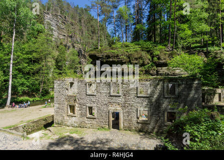 Böhmische Schweiz, die Ruine von der Mühle im Kamnitzklamm, Ruine der Grundmühle in der Kamnitzklamm Stockfoto