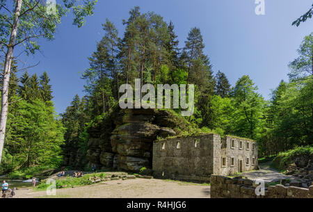 Böhmische Schweiz, die Ruine von der Mühle im Kamnitzklamm, Ruine der Grundmühle in der Kamnitzklamm Stockfoto