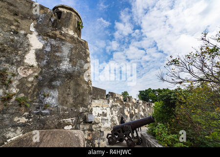 Cannon bewacht die Zinnen des alten Fortaleza Do Monte (oder Monte Forte), Teil des Weltkulturerbes der UNESCO von Macau Stockfoto