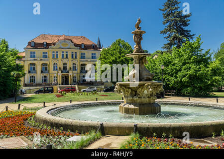 Kurort Teplice, Š anov Park mit Springbrunnen und Haus Stein Badewanne, Schönau Park mit Springbrunnen und Haus Steinbad Stockfoto