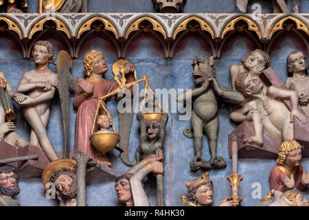 Freiburg, Münster Unserer Lieben Frau, Portalvorhalle, Tympanon, betender Engel mit Seelenwaage und Teufel Stockfoto