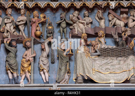 Freiburg, Münster Unserer Lieben Frau, Portalvorhalle, Tympanon, Engel mit Seelenwaage und betender Teufel, Geburt und Geißelung Christi Stockfoto