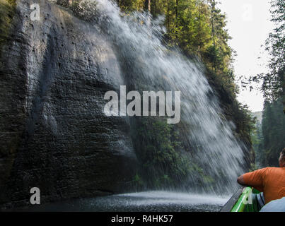 Böhmische Schweiz, Bootsfahrt in die edmundsklamm der Kamenice mit künstlichem Wasserfall, Kahnfahrt im edmundsklamm der Kamenice mit künstlichen War Stockfoto