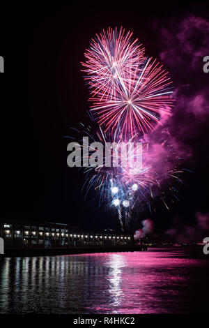 Feuerwerk über dem Ferry Building, San Francisco, Kalifornien, USA Stockfoto