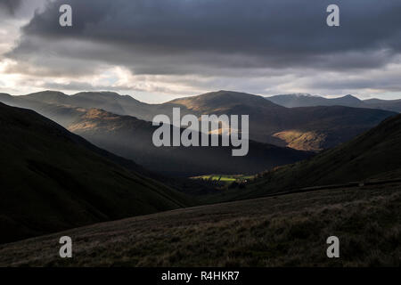 Am späten Nachmittag Licht auf die Berge von St Sunday Crag und Fairfield mit Schnee bedeckt Helvellyn Darüber hinaus. Lake District, Cumbria, Großbritannien Stockfoto