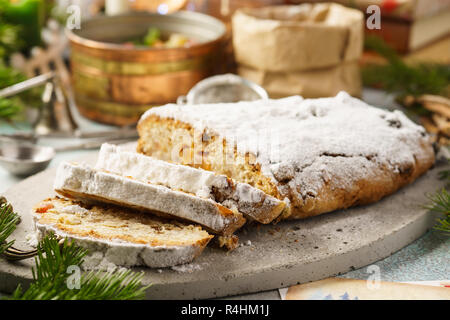 Traditionelle deutsche Stollen, süße Kuchen mit kandierten Früchten und Rosinen. Weihnachten Süße Geschenkidee. Selektive konzentrieren. Stockfoto