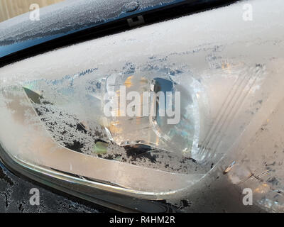 Scheinwerfer auto bedeckt mit Frost zu niedrig Stockfoto