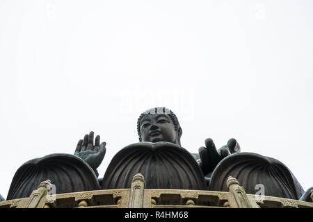 Die riesige Bronzestatue von Tian Tan Buddha auf Lantau Island, eine der beliebtesten von Hong Kong Stockfoto