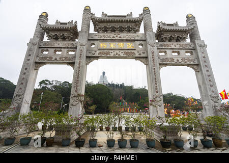 Tian Tan Buddha gesehen vom Gateway bis Po Lin Kloster, Lantau Island, Hong Kong Stockfoto