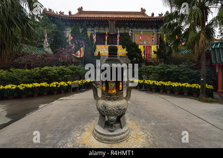 Eine dekorierte Urne mit Räucherstäbchen im Innenhof f Po Lin Kloster, Hongkong, Ngong Ping, Lantau Island Stockfoto