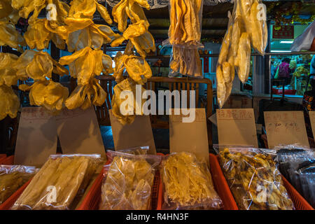 Getrocknete Fische zum Verkauf an das Fischerdorf Tai O, Lantau Island, Hong Kong Stockfoto