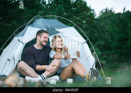 Junges Paar Camping in einem Berg Stockfoto