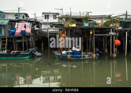 Typischen hölzernen Pfahlbauten in Tai O, einem traditionellen Fischerdorf in Lantau Island, Hong Kong. Stockfoto