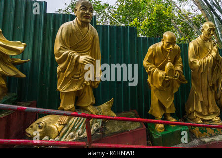 Drei goldene Buddha Statuen auf dem Weg zu Zehn Tausend Buddhas Monastery, Hong Kong, Sha Tin, neue Gebiete Stockfoto