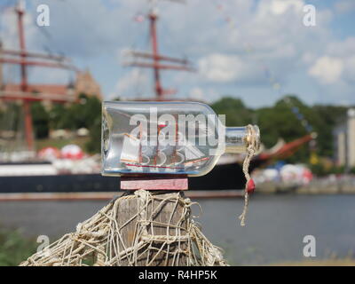 Segeltuch Schiff mit Kork Flasche am Hafen Hintergrund geschlossen Stockfoto