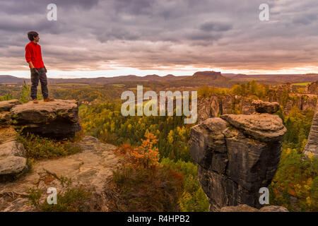 'Ansicht des Rock''Big Goose'' in Richtung der Bastion mit Rock''Wehlnadel'', Rathen, Nationalpark Sächsische Schweiz, Sachsen, Deutschland", Aussic Stockfoto