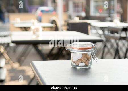 Außenbereich von Café oder Restaurant, Tische mit Platz kopieren Stockfoto
