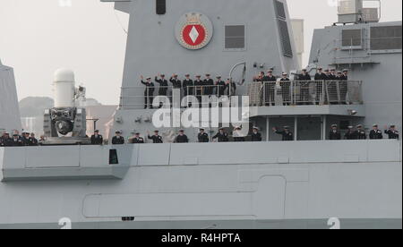 Crew von HMS DIAMOND line das obere Deck, wie das Schiff kehrt in Portsmouth, Großbritannien am 23. November 2018 Nach einer zweimonatigen Bereitstellung Stockfoto