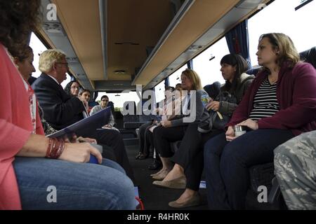 Die ehegatten der 86th Airlift Wing Befehl Führung nehmen an der 86er AW Commander Mission Support Group Eintauchen auf der Air Base Ramstein, Deutschland, Oktober 2, 2018. Neun Ehegatten nahmen an der Immersion, Touring mehrere Einrichtungen in Ramstein. Stockfoto