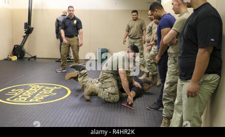 Us-amerikanischen Zoll- und Grenzschutzbehörden Bundesgrenzschutz bei El Paso Sektor durchführen, nicht tödliche Training mit Texas Guard service Mitglieder vom 3. Bataillon, 133 Field Artillery Regiment für die Grenzregion als Teil der Gemeinsamen Task Force Guardian Support Mission eingesetzt. Die Woche der Ausbildung umfasst combatives (Hand-zu-Hand) und Schießen, Nicht schießen Szenarien mit Zimmer und Haus-Clearing Fertigkeiten; nicht zu einem großen recruitment Tool erwähnen. CBP-Agent Ausbilder genossen die Begeisterung und die hohe Beteiligung aus dem Wachposten. Border Patrol-Agenten Firma Pena, 23 Jahre auf der Kraft Stockfoto