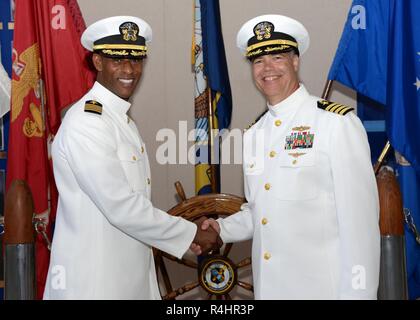 SAN DIEGO (Sept. 22, 2018) Kapitän George J. Byrd III, Links, erleichtert, Kapitän Eric Ruttenberg als Direktor, Raum und Naval Warfare Systems Reserve-Befehl Programm in einer Zeremonie an Bord des System-Befehl Altstadt Komplex. Stockfoto