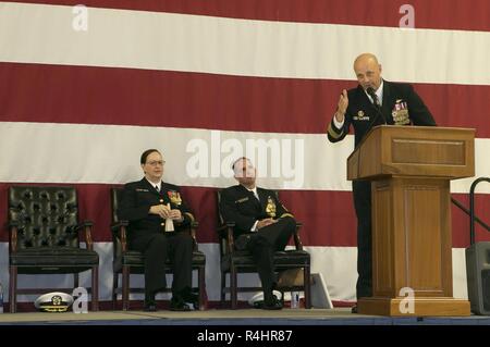 VIRGINIA BEACH, Virginia (Okt. 2010) 3, 2018) Kapitän John J. Cummings, USS Gerald R. Ford's (CVN 78) kommandierenden Offizier, liefert Erläuterungen während einer Zeremonie für den Ruhestand Master Chief Avionik Techniker Dena Yarbrough, von Cleveland, Georgia. Yarbrough zog sich nach 30 Jahren im Dienst. Stockfoto