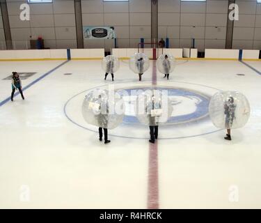 Das Fort Wainwright Eisbahn geöffnet für die Wintersaison Sept. 29 mit offenen skate Zeit und eine Demonstration der Klopfer Hockey. Stockfoto