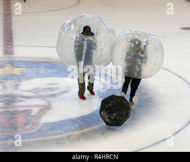 Das Fort Wainwright Eisbahn geöffnet für die Wintersaison Sept. 29 mit offenen skate Zeit und eine Demonstration der Klopfer Hockey. Stockfoto