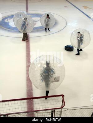 Das Fort Wainwright Eisbahn geöffnet für die Wintersaison Sept. 29 mit offenen skate Zeit und eine Demonstration der Klopfer Hockey. Stockfoto