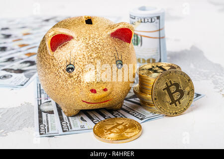 Bitcoins, Währung und piggy Bank Stockfoto