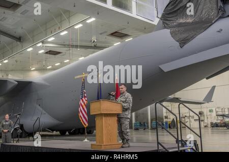 Brig. Gen. Darrin Slaten, Kommandant der 176 Wing, spricht von der neuen Schwanz Flash auf die C-17 Globemaster III zu 144 der 176 Wing Airlift Squadron auf gemeinsamer Basis Elmendorf-Richardson, Alaska, Okt. 1, 2018 zugeordnet. Mitglieder der 176 Flügel der Alaska Air National Guard und 3. die reguläre Luftwaffe Flügel die Enthüllung auf einer Feier erlebt. Stockfoto