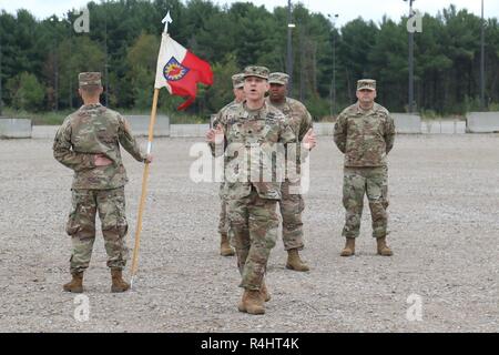 Us-Armee Oberstleutnant Ted Arlauskas, Support Operations (SPO) Wachoffizier (OIC), Adressen der 224th Sustainment Brigade, Oklahoma Army National Guard, während der Ausbildung in Camp Atterbury, Indiana, Sept. 26, 2018. Die 224Th SB wird in Warfighter 19-1, ein computer-simulierten Krieg Spiel, daß die Tests, die das Kommando und die Kontrolle Prozesse gegen eine hybride Bedrohung beteiligen. Stockfoto