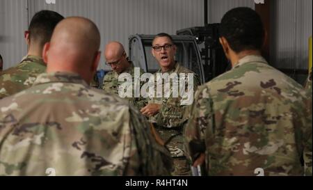 Us-Armee Oberstleutnant Ted Arlauskas der 224th Sustainment Brigade, Oklahoma Army National Guard, führt ein Treffen mit führenden Persönlichkeiten im Camp Atterbury, Indiana, Sept. 26, 2018. Arlauskas ist der Support Operations Officer verantwortlich, und Er wird eine entscheidende Rolle bei der warfighter 19-1 spielen. Stockfoto