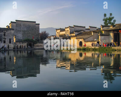 Häuser im traditionellen Huizhou Stil neben dem Mond Teich in der Unesco Hongcun alten Dorf. Hongcun ist in Anhui in der Nähe der Berg Huangshan befindet. Stockfoto