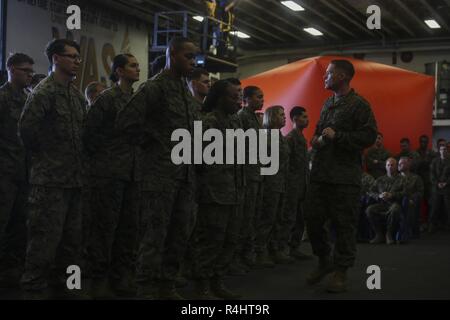 Staff Sgt. Dallas Allen, der platoon Sergeant für Waffen, Bataillon Landung Team, 2nd Battalion, 5th Marines, Adressen Marines während einer der Corporal den erfolgreichen Abschluss des Kurses an Bord der Amphibisches Schiff USS Wasp (LL 1), unterwegs in das Südchinesische Meer, Sept. 27, 2018. Allen war der Gastredner für die Abschlussfeier. Der Corporal Kurs, die in der Regel eine 3-wöchige Kurs, verdichtet zu zwei Wochen während der Fahrt. Der Kurs hilft Marine Führer/Unteroffiziere ihr Verständnis für die kleine Einheit Führungsprinzipien zu verfeinern. Die 31. MEU, das Marine Corps' nur Kontinuierlich forwa Stockfoto