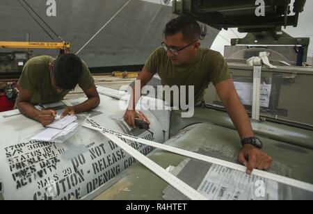 Us-Marines mit II Marine Expeditionary Force schreiben Seriennummern unten von einem Anhänger vor dem Laden auf usns Wright (T-AVB3) vor der Einschiffung nach Norwegen im Hafen von Morehead City in Beaufort, N.C., Sept. 28, 2018. Diese Fahrzeuge werden als Teil II MEFs Teilnahme an der NATO-geführte Übung Trident Punkt 18 in Norwegen. Trident Punkt 18 ist ein Teil der geplanten Übung Serie zur Verbesserung der Fähigkeiten der USA und der NATO Verbündeten zur Zusammenarbeit militärische Operationen unter schwierigen Bedingungen durchzuführen. Trident Zeitpunkt mehr als 10.000 US-Service gehören Stockfoto