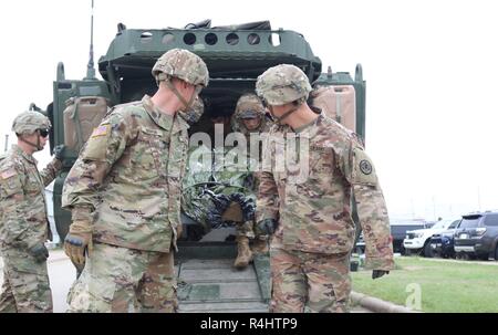 Soldaten mit 3 Reiterregiment Praxis Entladen eines Patienten von einem stryker M1133 medizinische Evakuierung Fahrzeug während Unfallversicherung Evakuierung Leader-Weiterbildung Sept. 28, 2018, an Haube Army Airfield, Fort Hood, Texas. Stockfoto