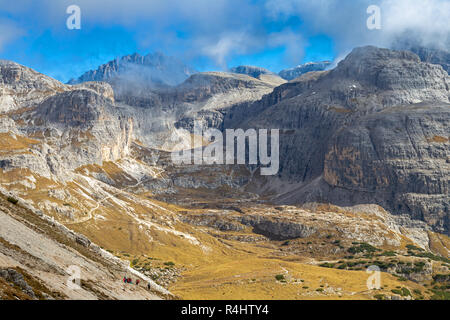 Wanderweg zum Buellelejoch Hütte bei Drei Zinnen, Dolomiten, Südtirol Stockfoto