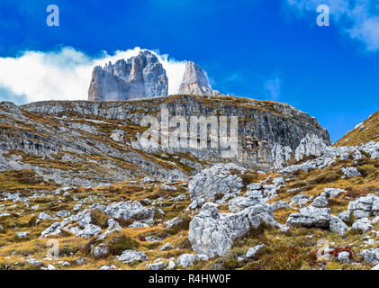 Gipfel der Drei Zinnen hinter Felsen, Dolomiten, Südtirol Stockfoto