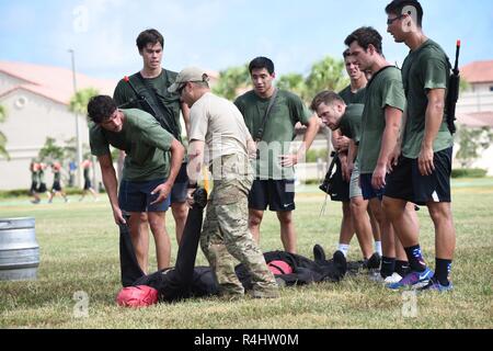 Schutzengel Flieger von der 920th Rescue Flügel, der Universität von Florida Herren Swim Team, Sept. 28, 2018, Patrick Air Force Base in Florida trainiert. Der Pararescue Flieger aus dem Flügel 308th Rescue Squadron verbrachten mehrere Stunden mit dem UF Schwimmer gibt Ihnen einen Vorgeschmack auf das, was es braucht, zu einem der Air Force Reserve elite Schutzengel Flieger geworden. Stockfoto