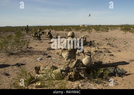 Ein US-Marine mit 1St Bataillon, 3. Marine Regiment, 3rd Marine Division, wirft die Munition zu seinem Gefährten Marine während Waffen und Taktiken Kursleiter (WTI) Kurs 1-19 am Osten Tactical Air Field, Gila Bend, Oregon, Sept. 28, 2018. WTI ist ein sieben-wöchigen Schulungsveranstaltung bewirtet durch Marine Aviation Waffen und Taktiken Squadron (MAWTS-1), die operative Integration der sechs Funktionen des Marine Corps Luftfahrt, bei der Unterstützung einer Marine Air Ground Task Force betont. WTI bietet standardisierte Advanced Tactical Training und Zertifizierung der Ausbilder Qualifikationen Marine aviat zu unterstützen. Stockfoto