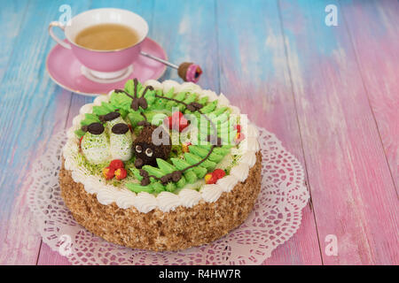 Kuchen auf farbigen Hintergrund Stockfoto