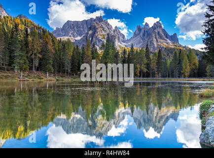 Herbst am Lago Antorno unter Cadini Zinnen, Dolomiten, Südtirol Stockfoto