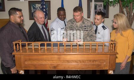 Oberst Tschad Ellsworth, installation Commander, Zeichen einer Nationalen Behinderung Beschäftigung ßtsein Monat Verkündigung an hanscom Air Force Base, Mass., 1. Oktober, während Leo Hashem, von links, Joseph Barry, Chief Master Sgt. Henry Hayes, Kapitän Shane Boulware und Christina Französisch, schauen. Das diesjährige Thema ist "American mit Behinderungen: Bereit für die globalen Belegschaft." Stockfoto